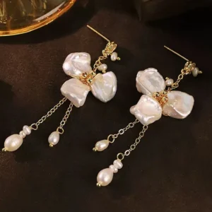 Natural Pearl Three-petal Flower Chain Zircon Stud Earrings for Women, Versatile, High-end, and Luxurious Fashion Earrings.