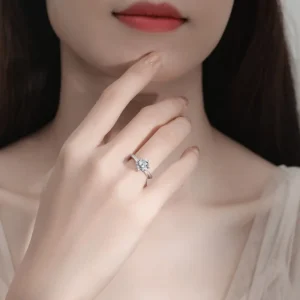 Wholesale Romantic Six Claw Wedding Engagement 925 Silver Ring Suitable for Women’s 1-carat Moissanite Ring